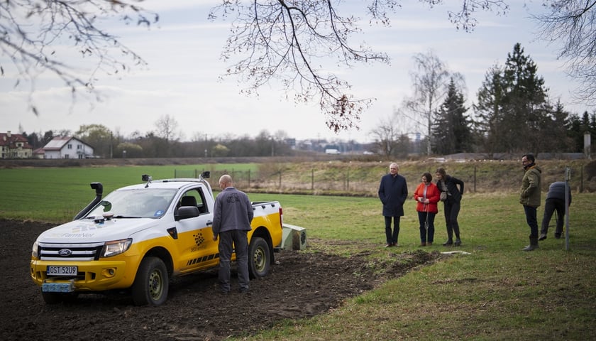 Miejska Farma Wrocław na Swojczycach. Badania jakości gleby przez specjalistów Uniwersytetu Przyrodniczego we Wrocławiu