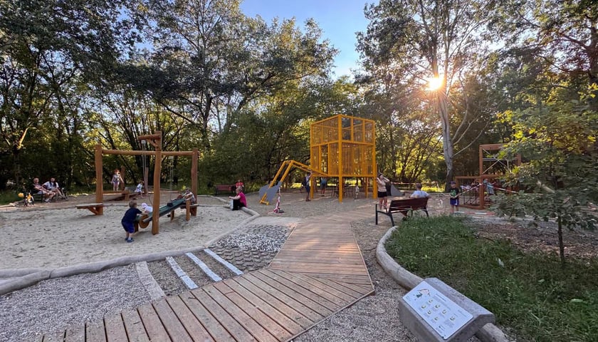 Park przy ul. Idzikowskiego we Wrocławiu