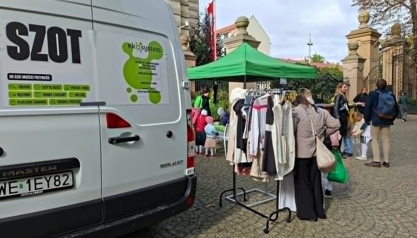 SZOT-y, czyli Samochody Zbierające Odzież i Tekstylia, można spotkać w różnych punktach miasta (zgodnie z harmonogramem), a czasem także podczas miejskich wydarzeń