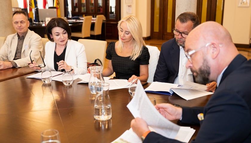 Uroczyste podpisanie aktu notarialnego odbyło się w gabinecie Prezydenta Wrocławia