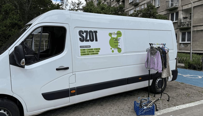 <p>SZOT czyli Samoch&oacute;d Zbierający Odzież i Tekstylia</p>
