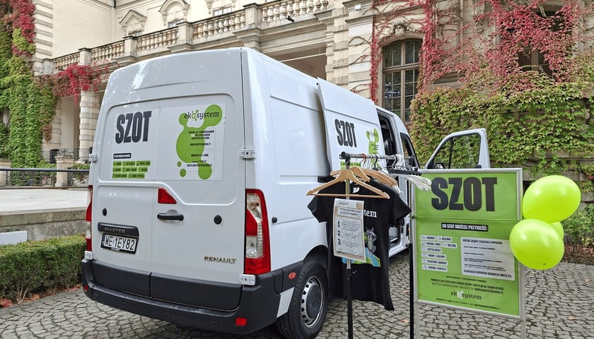 <p>SZOT czyli Samoch&oacute;d Zbierający Odzież i Tekstylia</p>