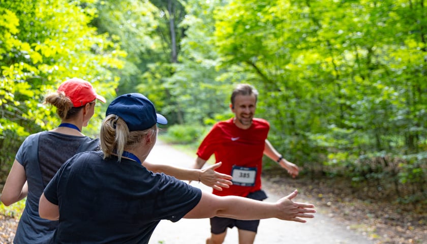 Forever Run. Charytatywny bieg w Lesie Osobowickim i piknik&nbsp; dla zwierzak&oacute;w ze schroniska przy Ślazowej. Wrocław, 30.08.2026