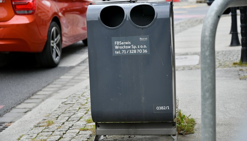 Wymianie podlega kilka tysięcy szarych koszy, tzw. foczek