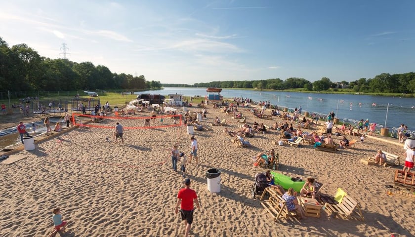 Plaża przy moście Milenijnym