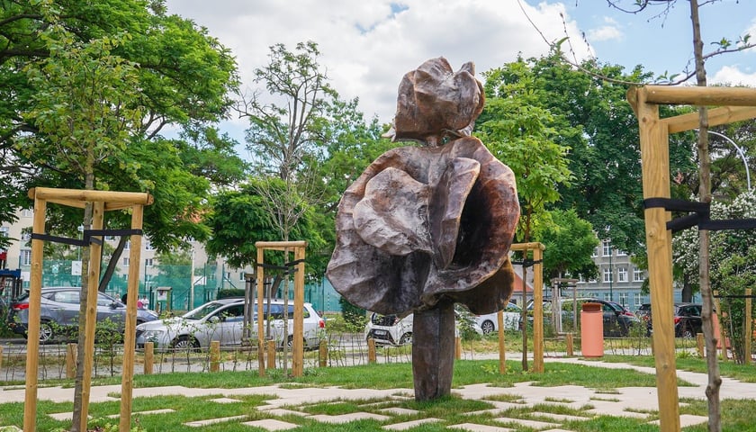 Skwer u zbiegu ulic Podchorążych i Sztabowej z zamontowaną rzeźbą "Święto kwiatów"