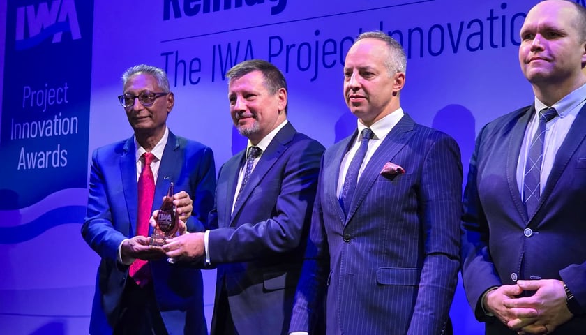 <p>Prezydent organizacji IWA prof. Hamanth Kasan wręczający nagrodę Prezesowi MPWiK S.A. Witoldowi Ziomkowi, na zdjęciu także: Wiceprezes MPWiK S.A. Przemysław Gałecki i Dyrektor Centrum Inwestycji i Rozwoju MPWiK S.A. Tomasz Konieczny</p>