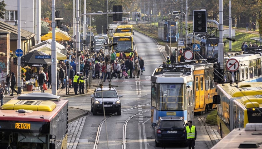Widok na tramwaj i autobus w okolicy cmentarza Osobowickiego w dniu Wszystkich Świętych