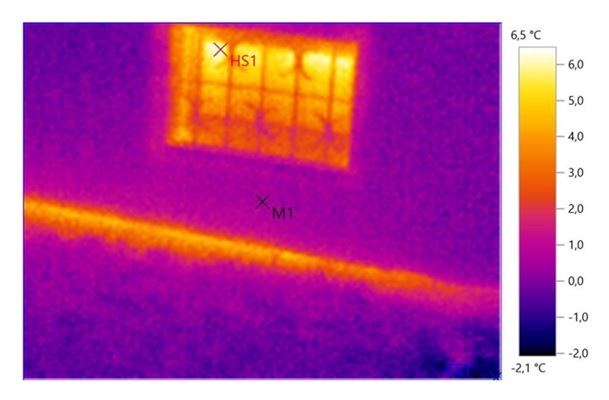 Powiększ obraz: Zdjęcie z pomiaru kamerą termowizyjną - duży mostek cieplny na styku ściany zewnętrznej piwnic i gruntu powoduje nadmierne straty energii ? wskazują na to obszary o  jasnym (żółtym) kolorze