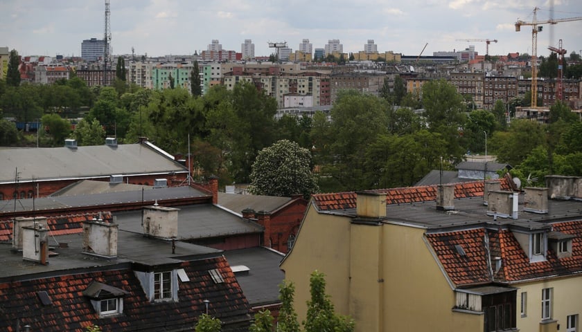 1 poziomu zagrożenia dla Wrocławia ze względu na ryzyko przekroczenia poziomu dopuszczalnego pyłu zawieszonego PM10 lub pyłu zawieszonego PM2,5 lub poziomu docelowego Benzo(a)pirenu