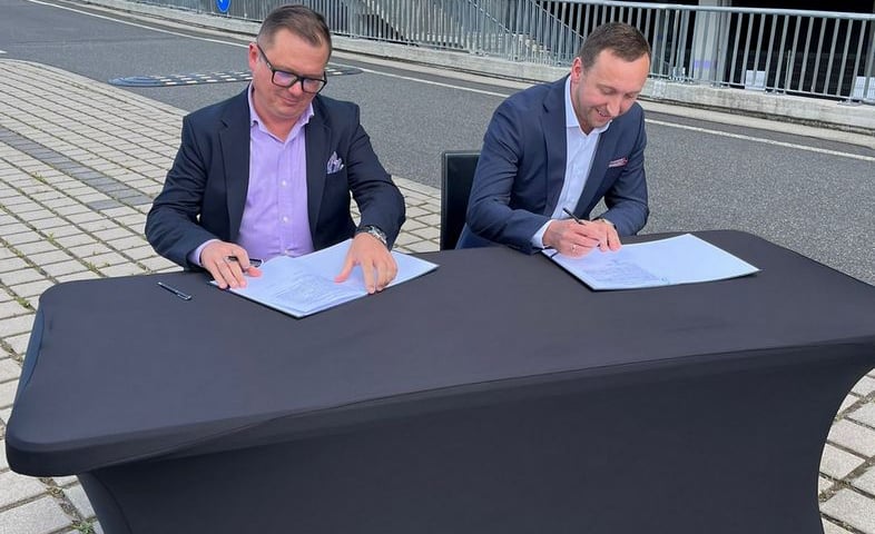 Podpisanie umowy z wykonawcą. Na parkingu wrocławskiego stadionu pod koniec 2022 roku pojawi się 1240 paneli fotowoltaicznych