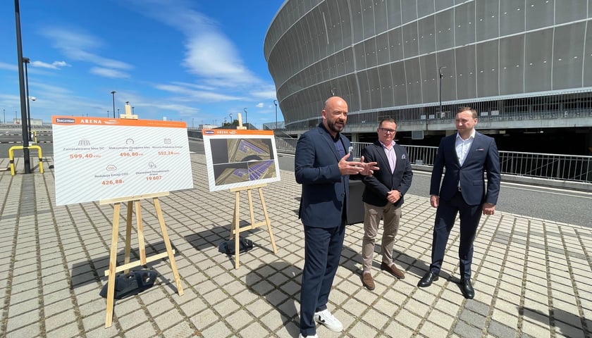 Konferencja prasowa z prezydentem Wrocławia Jackiem Sutryk przed podpisaniem umowy na wykonanie instalacji fotowoltaicznej na stadionie