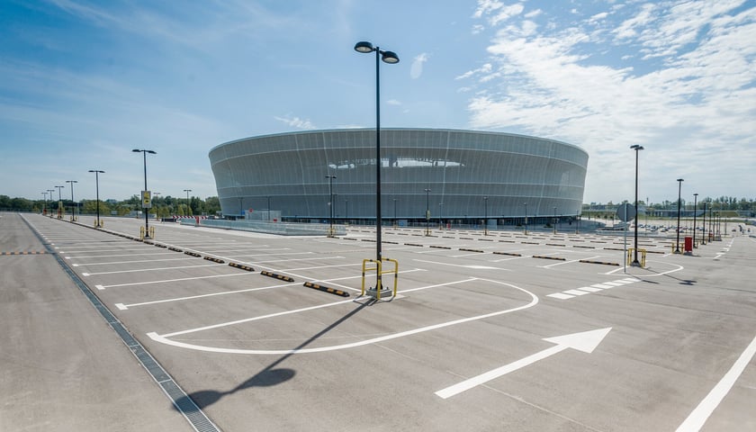 Na parkingu wrocławskiego stadionu pod koniec 2022 roku pojawi się 1240 paneli fotowoltaicznych