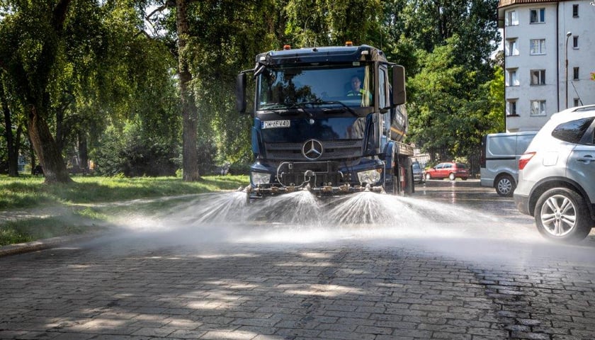 W swoich działaniach Ekosystem dba m.in. o czystość wrocławskich ulic i chodników. Tutaj polewaczka w akcji