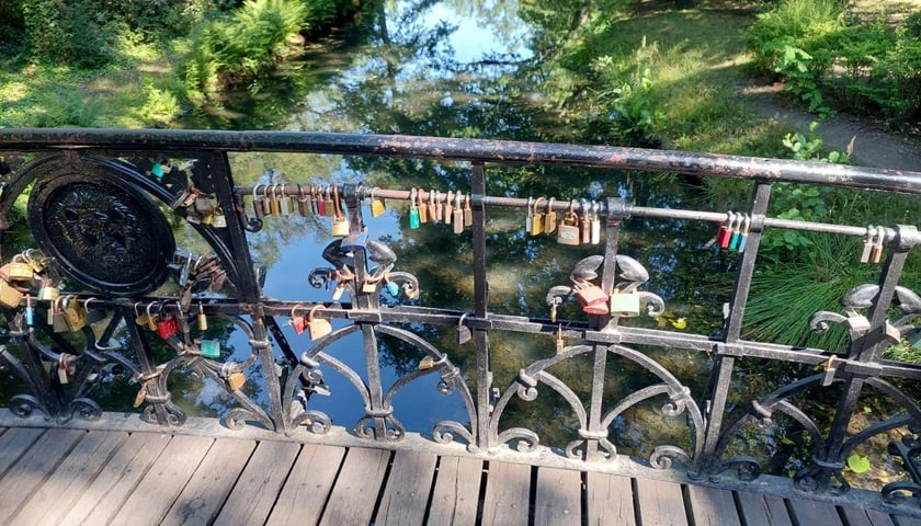 Kłódki na mostku Eichborna Moritza w parku Szczytnickim wkrótce znikną