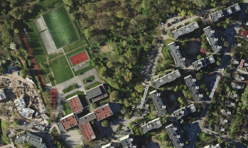 Powiększ obraz: Szkoła oraz tereny zieleni przy ulicy Sarbinowskiej na Kuźnikach - widok z lotu ptaka