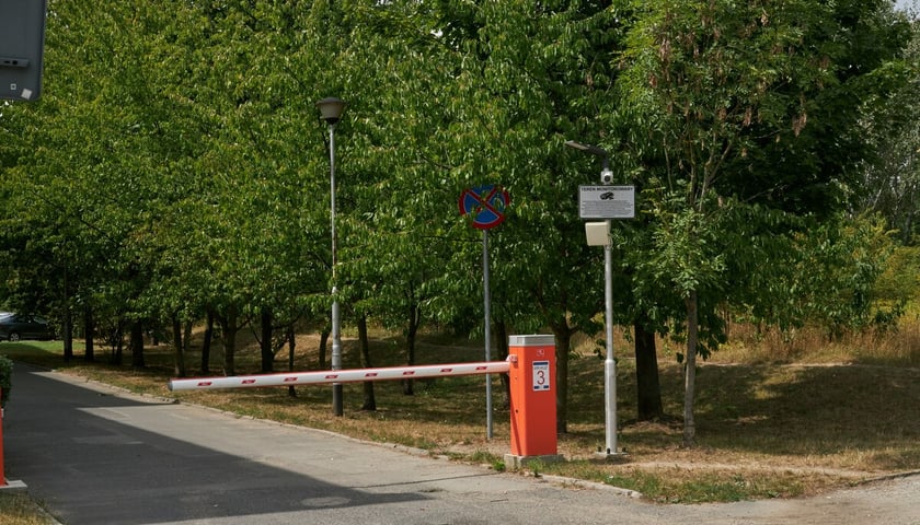 szlaban na drodze do szkoły