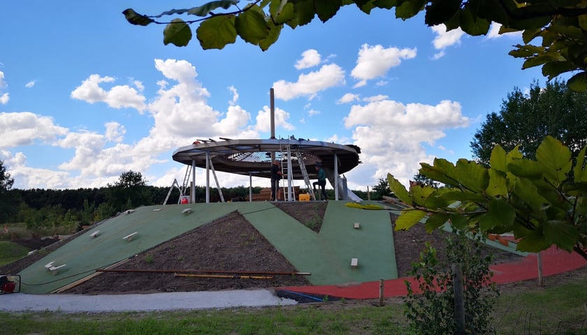 Tak na początku września prezentuje się koniec budowy pierwszego etapu placu zabaw w parku Tysiąclecia