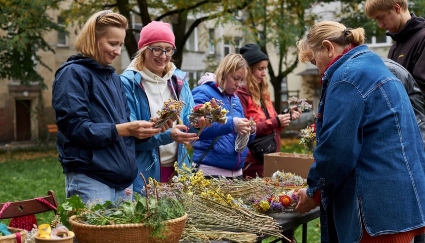 Na zdjęciu uczestnicy podczas pikniku w ramach finału projektu GrowGreen - październik 2022 r.