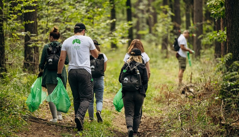 Tak wyglądało zbieranie śmieci przy pomocy aplikacji EcoHike w lasach wokół Sulistrowic w czwartek 9 września