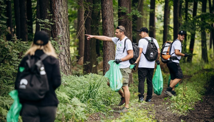 Tak wyglądało zbieranie śmieci przy pomocy aplikacji EcoHike w lasach wokół Sulistrowic w czwartek 9 września