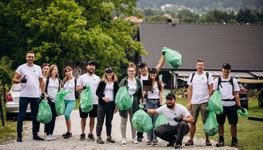 Zakończenie akcji zbierania śmieci przy pomocy aplikacj EcoHike w lasach wokół Sulistrowic