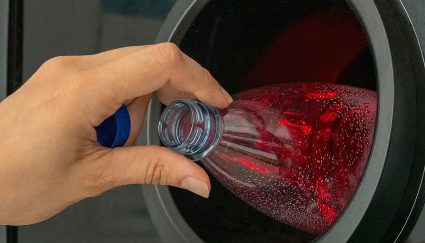 Lidl Polska rozpoczął testowanie automatów do skupu butelek 