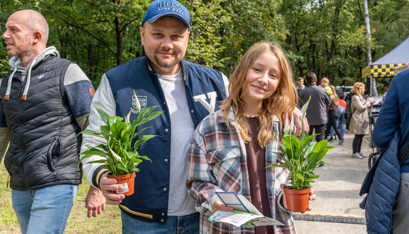 Uczestnicy pikniku ze skrzydłokwiatem w zamian za elektroodpady