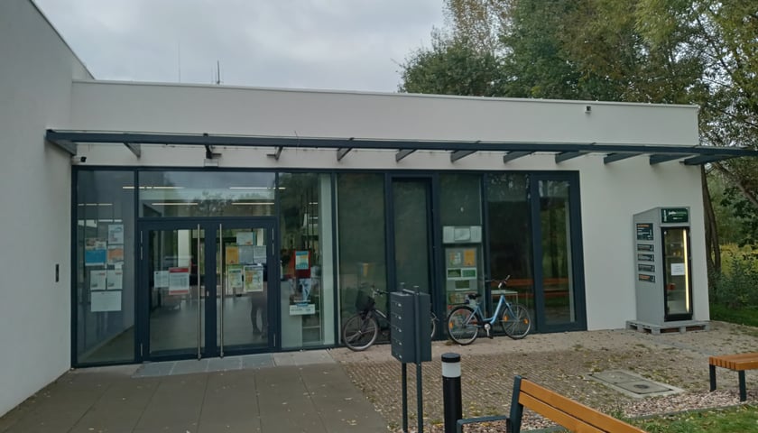 Dzielnik stoi w środku Centrum Aktywności Lokalnej na Maślicach. Przed CAL zaś stoi lodówka, do której można włożyć niepotrzebne nam jedzenie...
