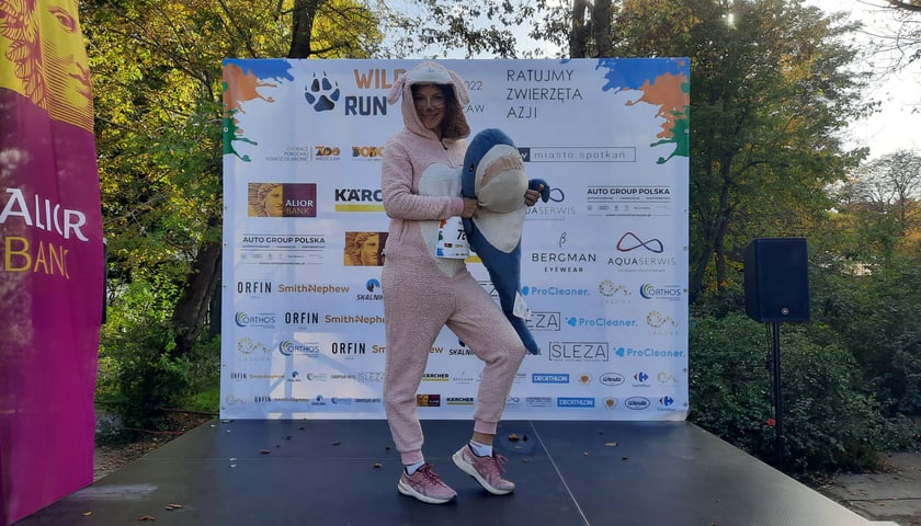 Na zdjęciu jedna z uczestniczek Wild Run 2022, dzikiego biegu w Zoo Wrocław