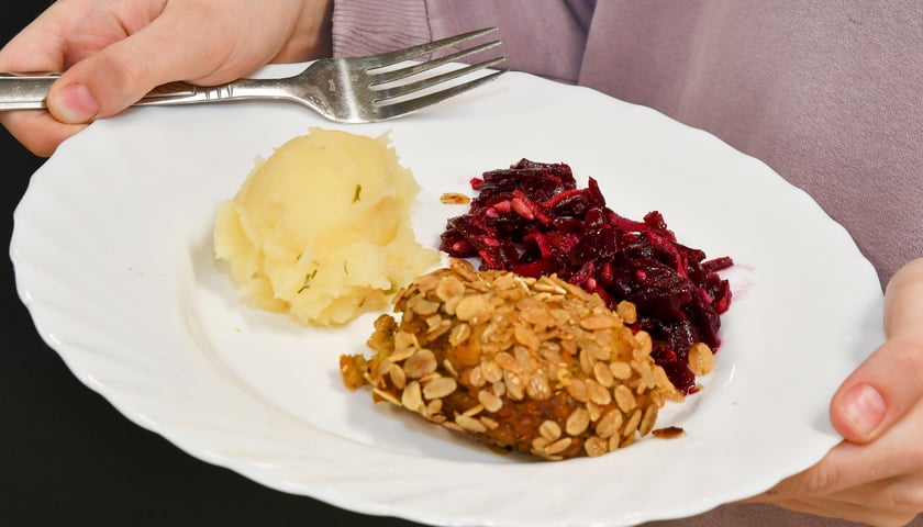 Powiększ obraz: Na zdjęciu przykład zdrowego posiłku serwowanego w stołówce we wrocławskiej szkole podstawowej