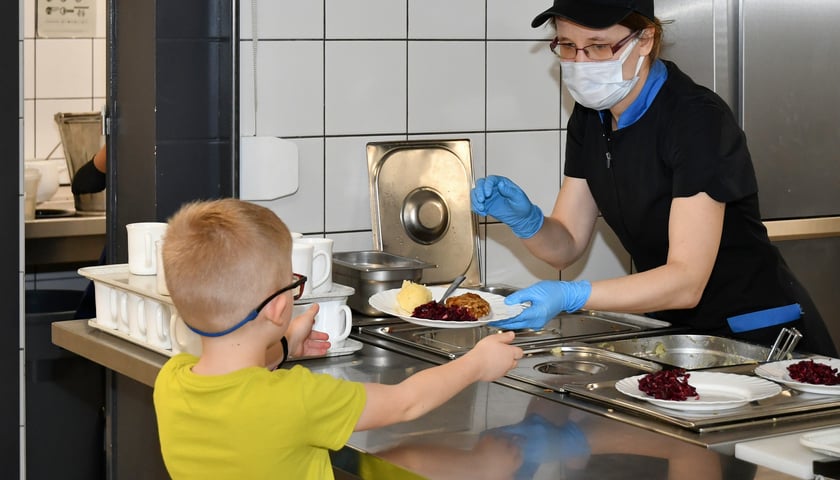 Powiększ obraz: Na zdjęciu przykład zdrowego posiłku serwowanego w stołówce we wrocławskiej szkole podstawowej