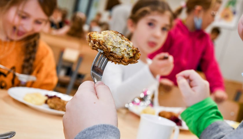 Na zdjęciu przykład zdrowego posiłku serwowanego w stołówce we wrocławskiej szkole podstawowej