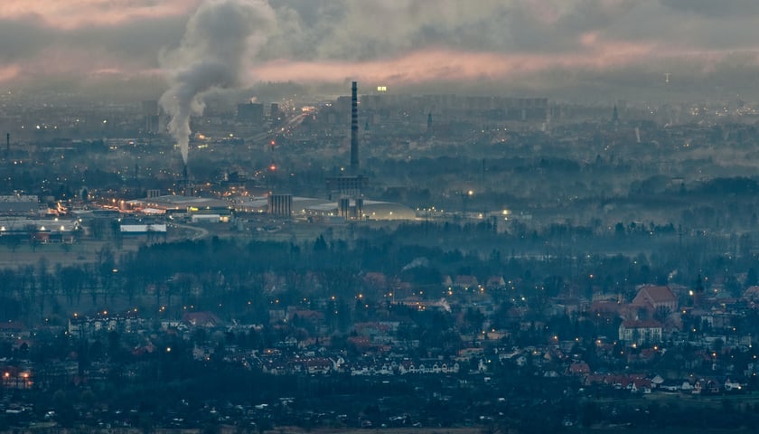 Na zdjęciu miasto z zanieczyszczonym powietrzem. NIK publikuje negatywny raport o realizacji rządowego programu Czyste Powietrze