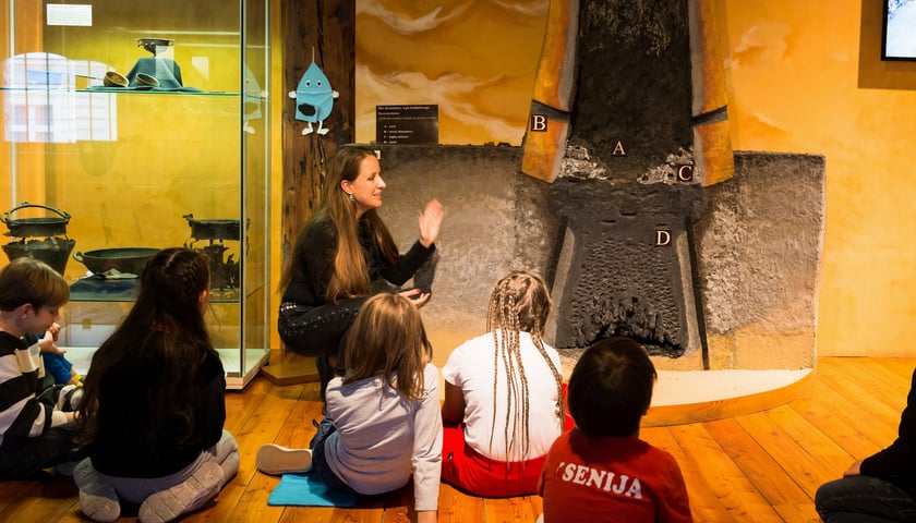 Na zdjęciu dzieci podczas ekologicznej lekcji w Muzeum Archeologicznym