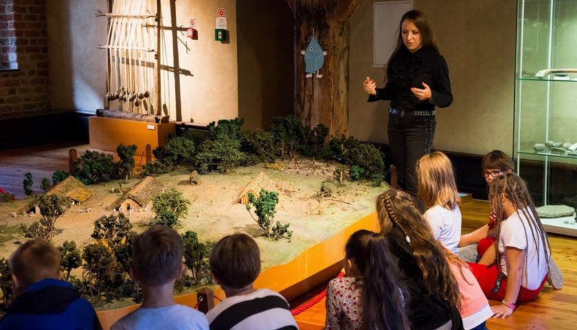 Na zdjęciu dzieci podczas ekologicznej lekcji w Muzeum Archeologicznym