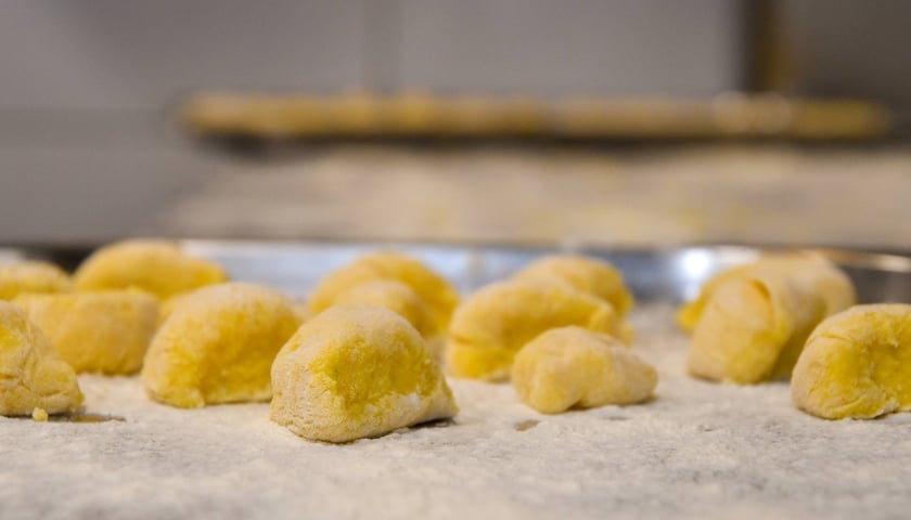 Na zdjęciu laureat konkursu WroCHEF Filip Barankiewicz i szef kuchni restauracji UMAMI Dumpling & Pasta Bar Dariusz Łaźniewski oraz specjał ?uczta dyniowo-grzybowa?