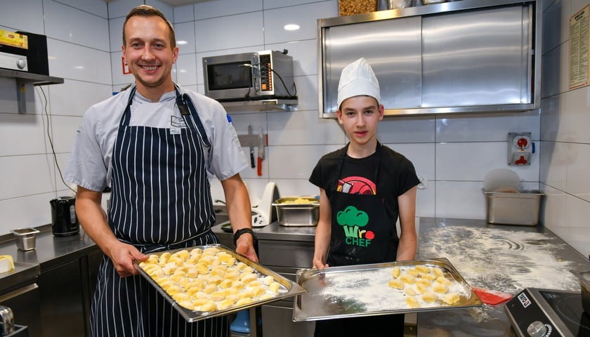 Na zdjęciu laureat konkursu WroCHEF Filip Barankiewicz i szef kuchni restauracji UMAMI Dumpling & Pasta Bar Dariusz Łaźniewski oraz specjał ?uczta dyniowo-grzybowa?