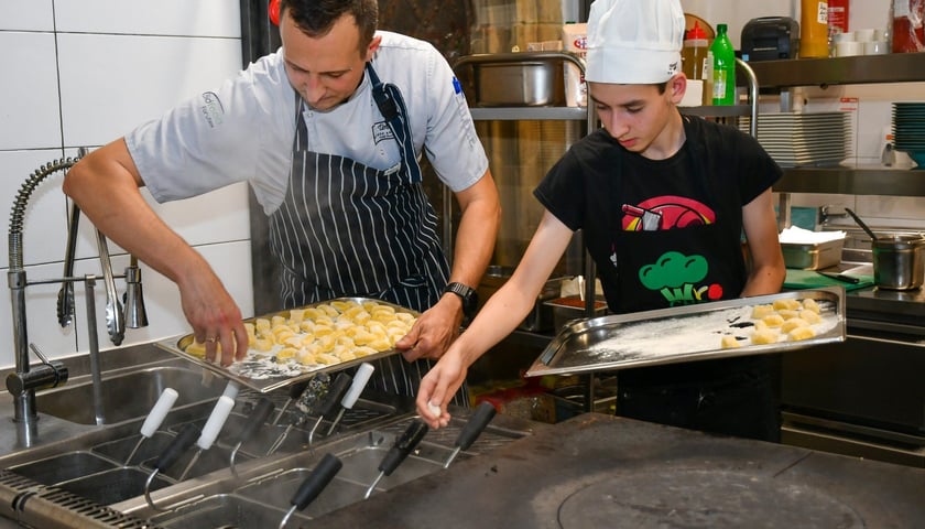 Na zdjęciu laureat konkursu WroCHEF Filip Barankiewicz i szef kuchni restauracji UMAMI Dumpling & Pasta Bar Dariusz Łaźniewski oraz specjał ?uczta dyniowo-grzybowa?