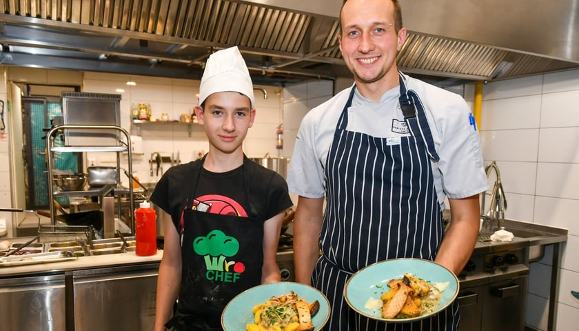 Na zdjęciu laureat konkursu WroCHEF Filip Barankiewicz i szef kuchni restauracji UMAMI Dumpling & Pasta Bar Dariusz Łaźniewski oraz specjał „uczta dyniowo-grzybowa”