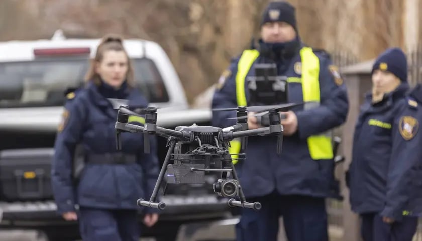 Na zdjęciu strażnicy miejscy podczas kontroli spalania w piecu we Wrocławiu - z wykorzystaniem drona
