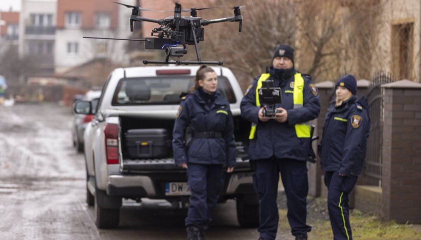 Na zdjęciu kontrola spalania w piecu prowadzona przez Straż Miejską Wrocławia - z wykorzystaniem drona