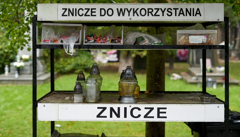 Regał zero waste na cmentarzu Osobowickim