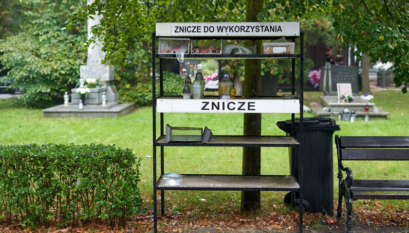 Regał zero waste na cmentarzu Osobowickim