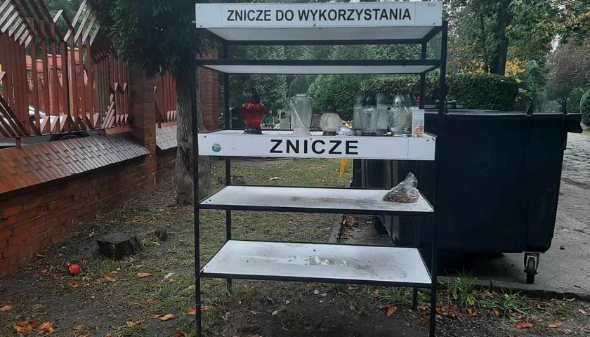 Powiększ obraz: Regały zero waste na cmentarzu we Wrocławiu