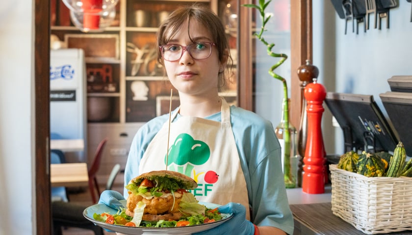 Na zdjęciu Maja Podgórska, laureatka konkursu WroCHEF, razem z szefem kuchni Restauracji AULA we Wrocławiu z potrawą stek z kalafiora w burgerze vege