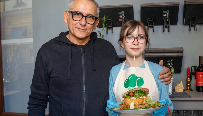 Na zdjęciu Maja Podgórska, laureatka konkursu WroCHEF, razem z szefem kuchni Restauracji AULA we Wrocławiu z potrawą stek z kalafiora w burgerze vege