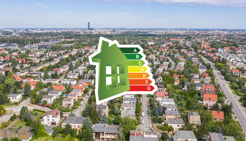 Na zdjęciu logo efektywności energetycznej budynku na tle panoramy Wrocławia