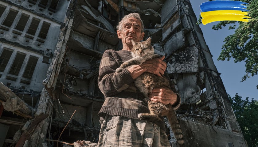 Na zdjęciu mieszkaniec Ukrainy z kotem, który trafił pod opiekę Ekostraży.
