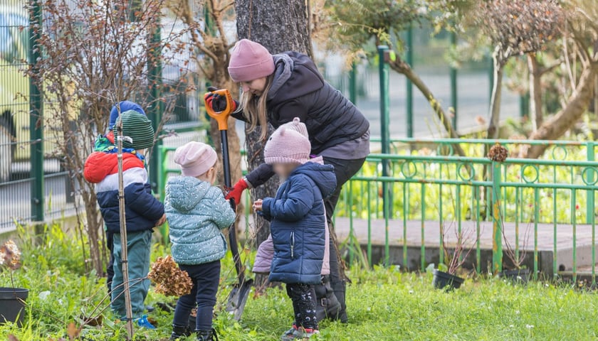 Na zdjęciu dzieci i wolontariusze firmy Develia podczas wspólnego sadzenia drzew i krzewów w Przedszkolu nr 82 we Wrocławiu